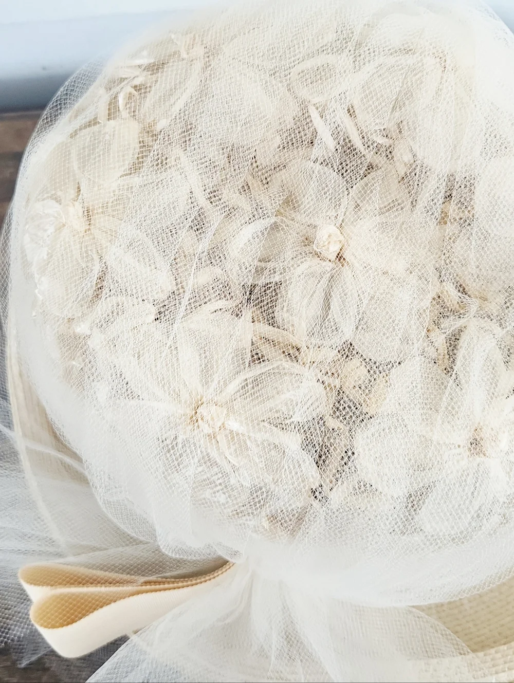 Vintage 60's Beige Floral Tulle Brim Cloche Hat ~Kentucky Derby~Garden Party - Picture 11 of 16